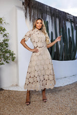 Încarcă imaginea în vizualizatorul Galerie, Set de fuste camasa brodata din dantela
