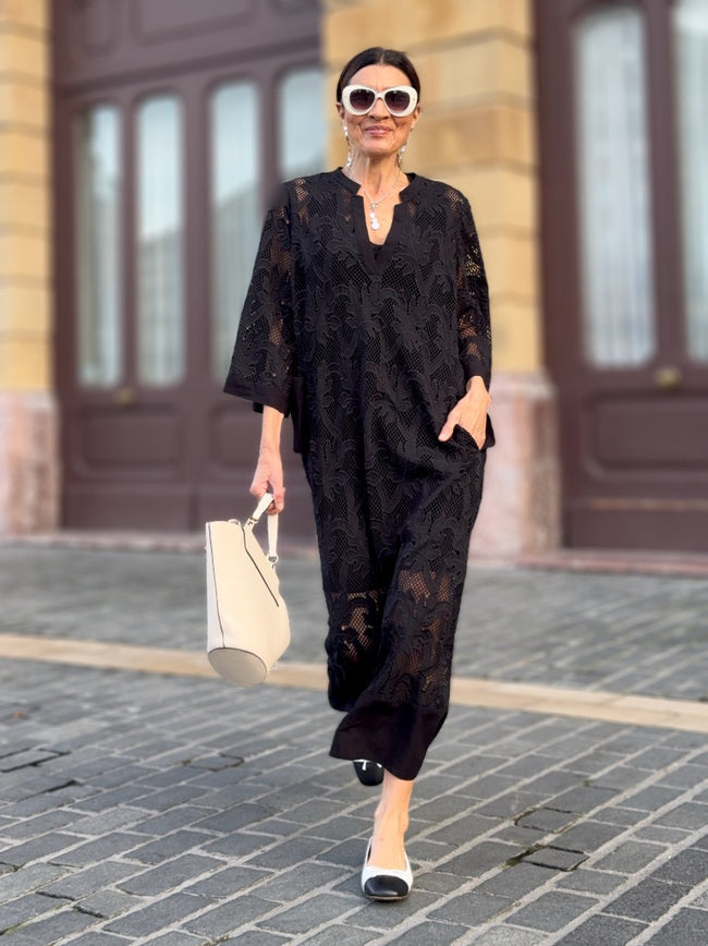 Rochie elegantă din dantelă cu decolteu în V
