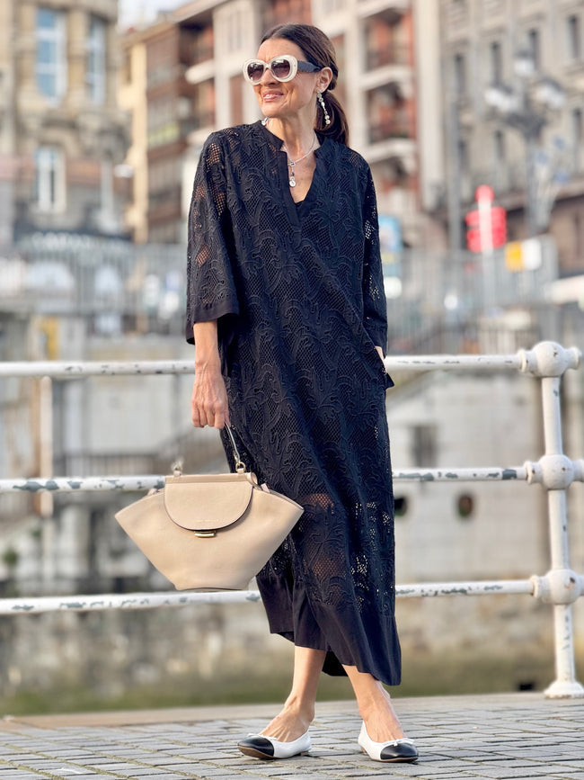 Rochie elegantă din dantelă cu decolteu în V